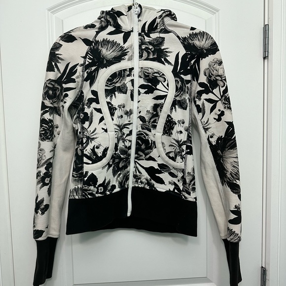 Size 4/Small Lululemon Hoodie - Picture 1 of 2